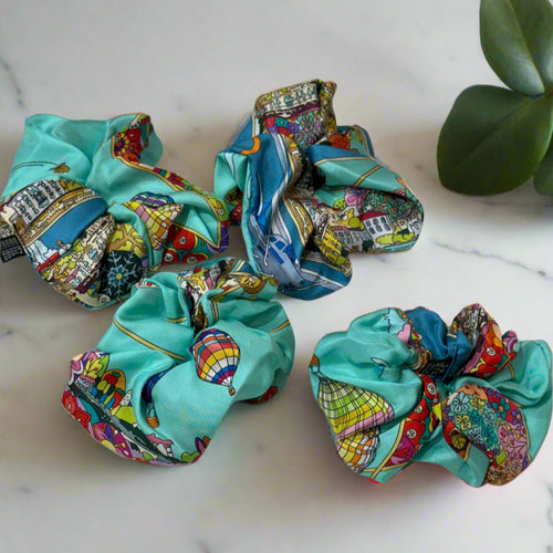Silk scrunchie Bellagio with light blue cloth and colourful details